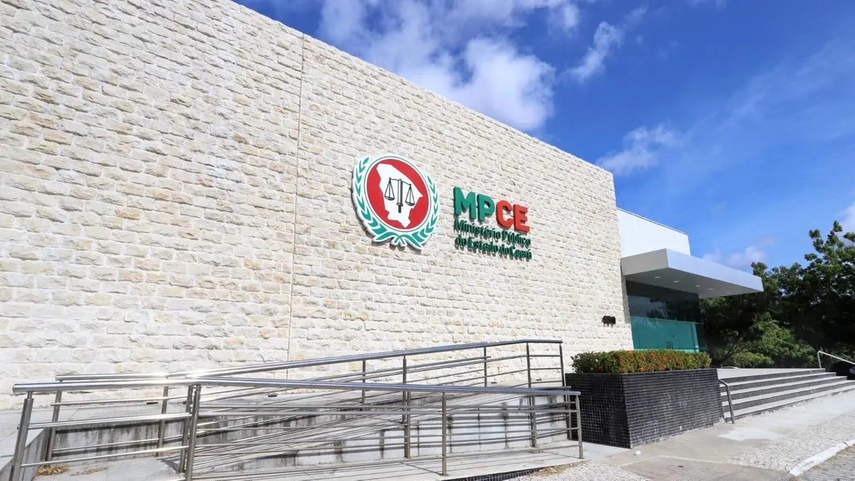 Imagem da notícia: MPCE recomenda revogação de contratos de pai e empresa de tio do prefeito de Baturité por nepotismo