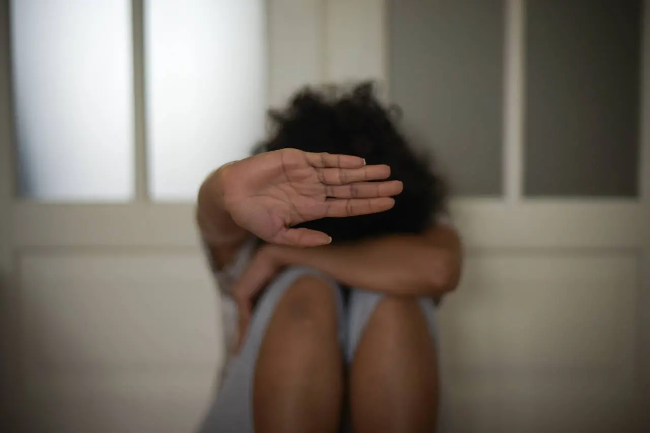 Imagem da notícia: Homem que matou companheira a pedradas e furtou celular para ver mensagens é condenado pela Justiça