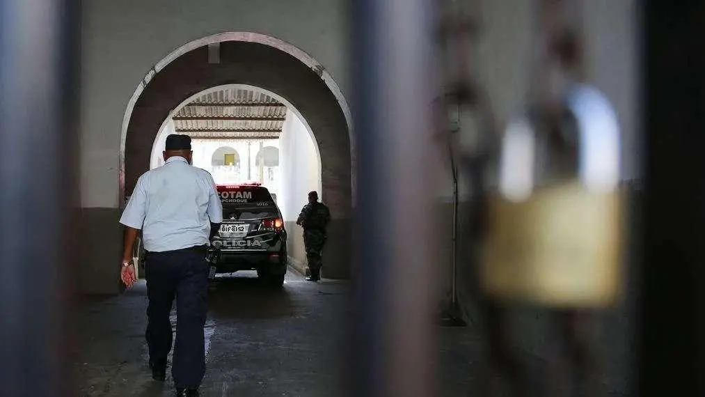 Imagem da notícia: Justiça mantém em prisão domiciliar PM acusado de chefiar milícia em Fortaleza