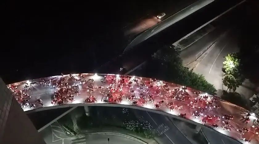 Imagem da notícia: Motociclistas voltam a fazer 'rolezinho' com escapamento adulterado em Fortaleza; vídeo