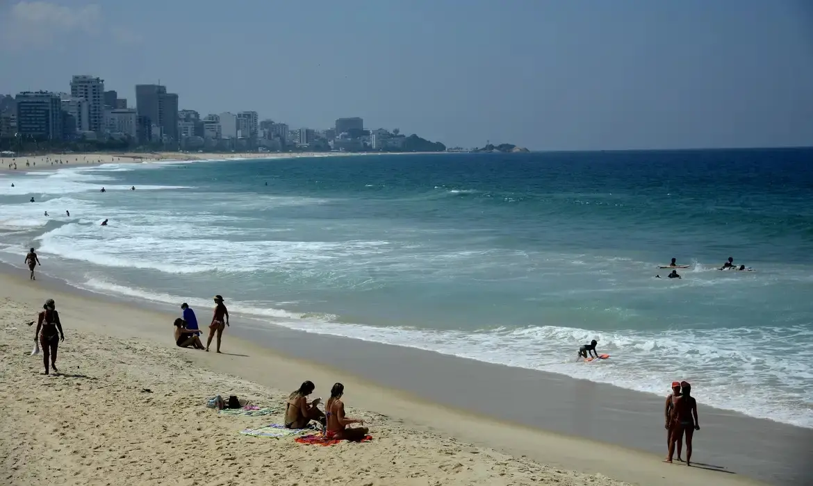 Imagem da notícia: Senado retoma debate de PEC que transfere propriedade dos terrenos do litoral brasileiro