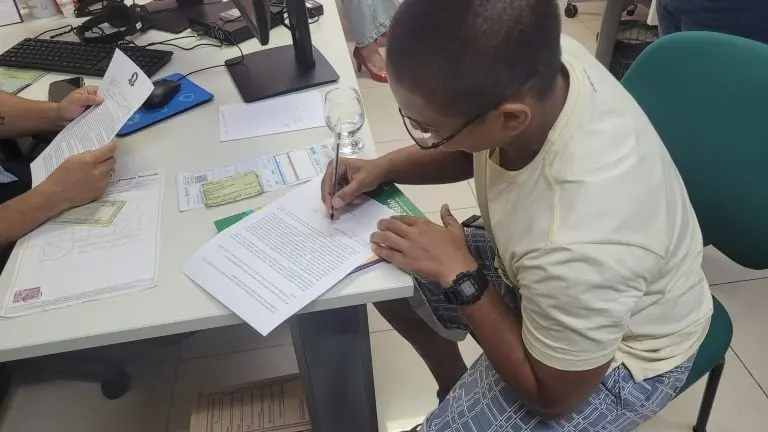 Imagem da notícia: Inscrições para mudar nome e gênero em registros civis de trans e travestis encerram nesta terça