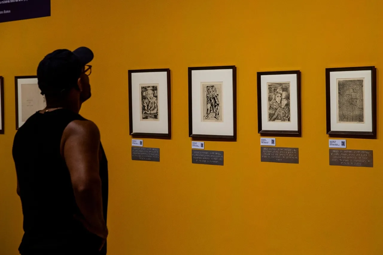 Todas as obras possuem placas descritivas em braille