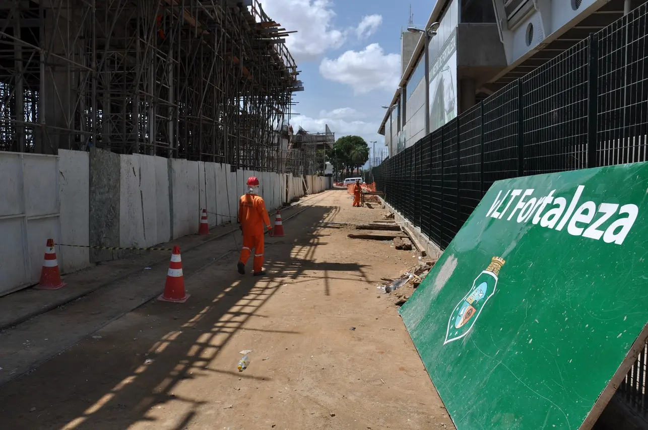 Obras no VLT Parangaba-Mucuripe em 2014. Obra só começou a ser entregue em 2017