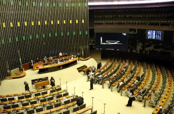 Imagem da notícia: Câmara aprova projeto que derruba parte do decreto de Lula sobre acesso a armas de fogo