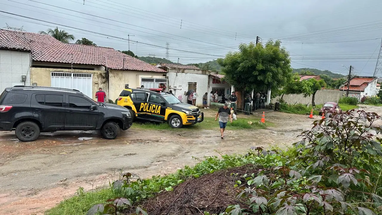 Imagem da notícia: Filho de tenente da PM é morto a tiros dentro de casa, em Maranguape