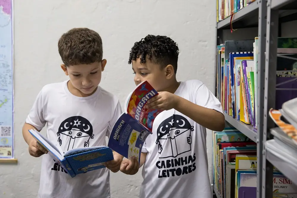Imagem da notícia: Projeto voluntário Cabinhas Leitores impacta vida de crianças da periferia com diversão e arte 
