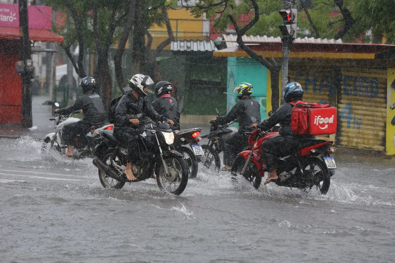 Chuva intensa atinge a cidade desde a madrugada