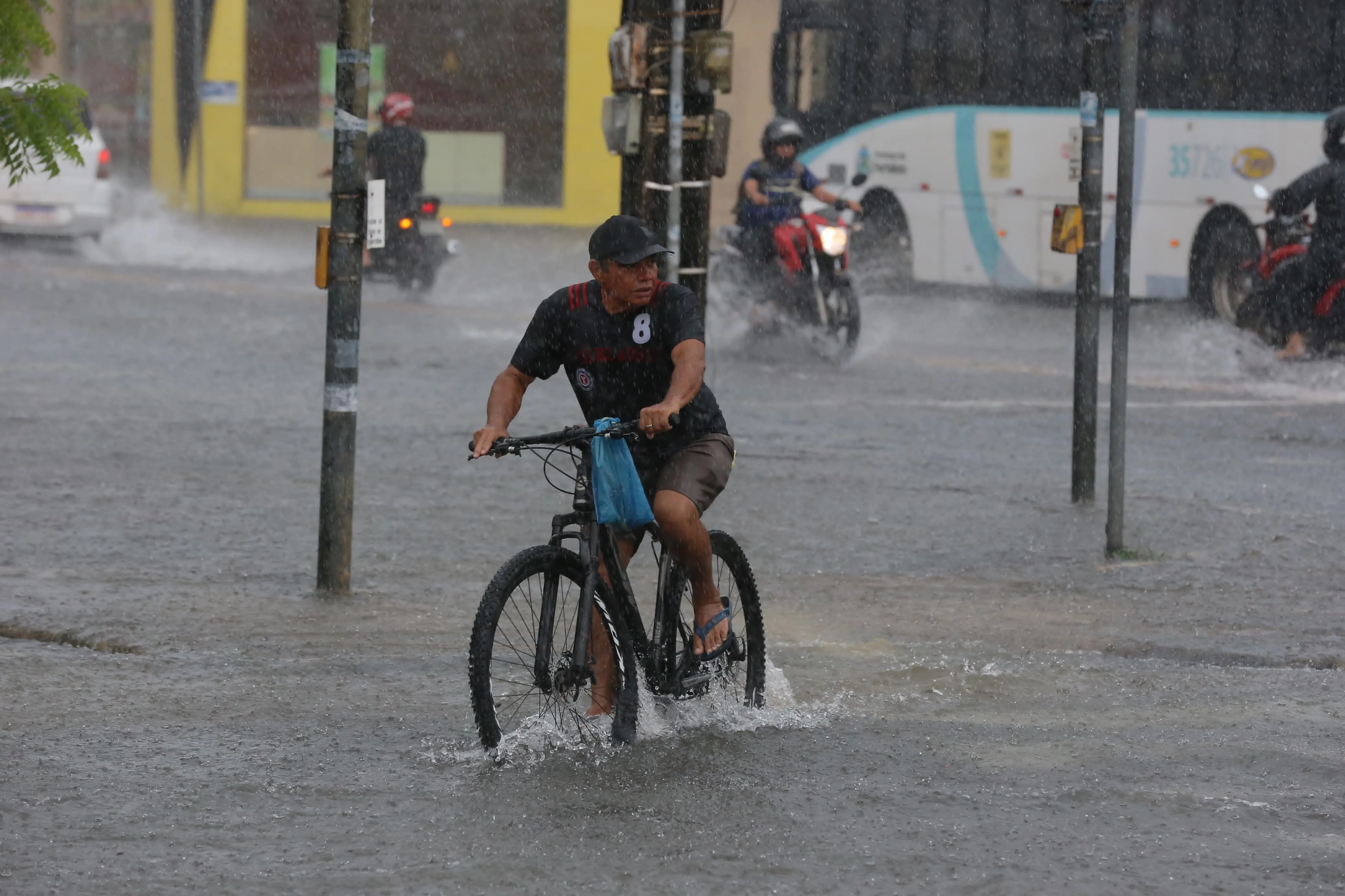 Nível da água subiu rápido em vias de Fortaleza