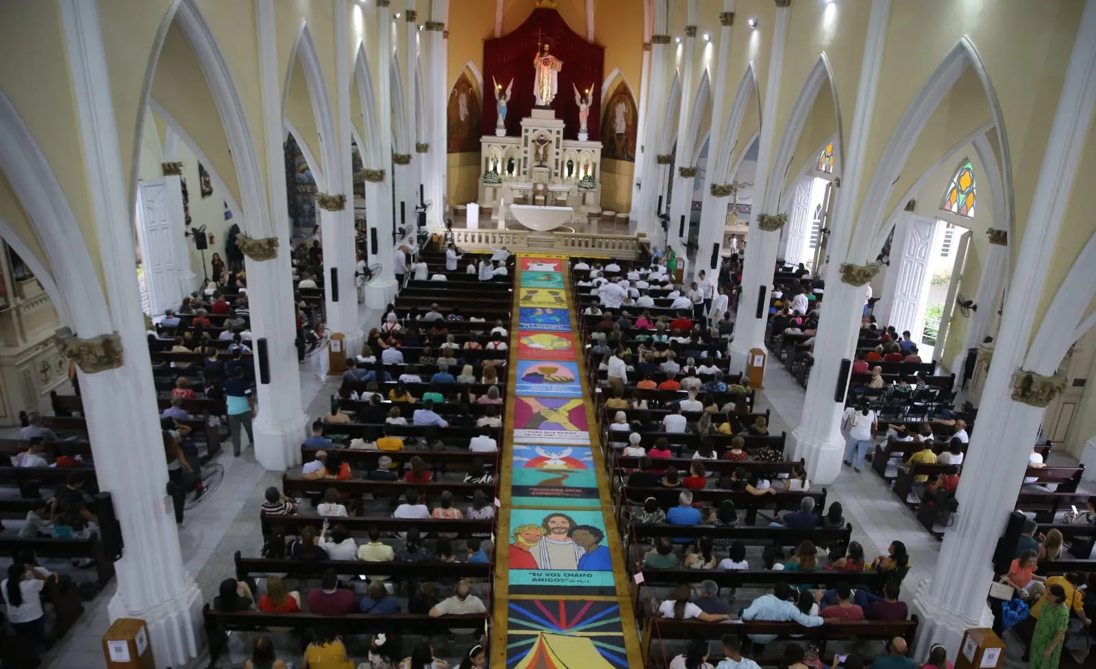 Tapete de Corpus Christi em 2024 na Paróquia do Cristo Rei, na Aldeota. Neste ano, foram 35 metros confeccionados