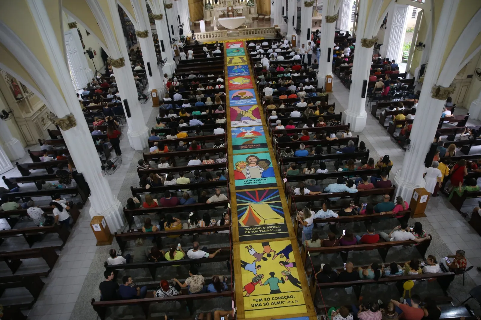 Extensão do tapete Corpus Christi de 2024 na paróquia do Cristo Rei, na Aldeota. Campanha da Fraternidade 2024 da CNBB é o destaque na confecção