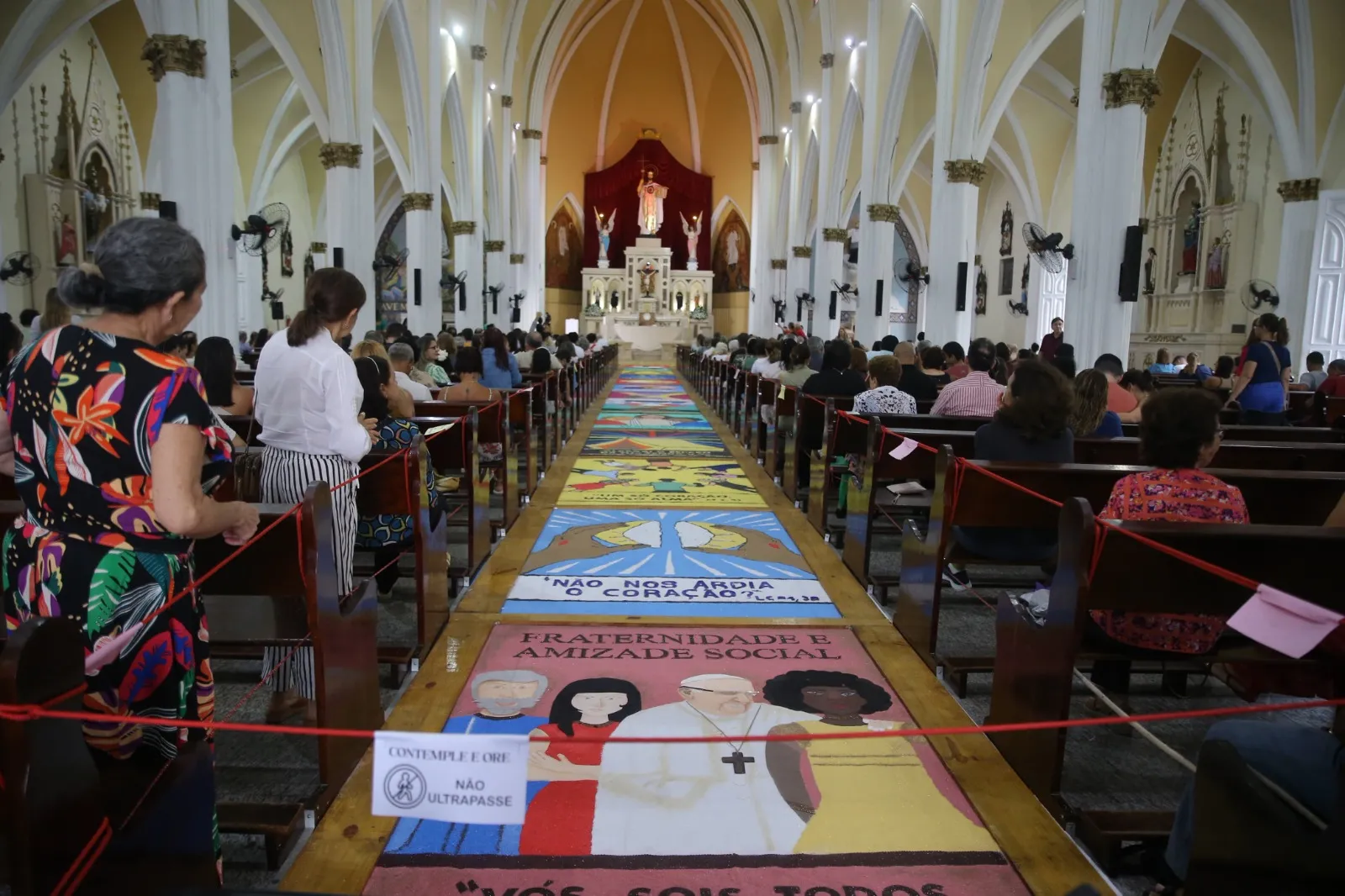 Detalhe do tapete de Corpus Christi 2024 na Paróquia do Cristo Rei. Fraternidade e Amizade Social é o tema da Campanha da Fraternidade 2024 da CNBB