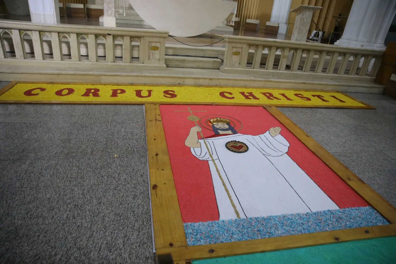 Imagem da notícia: Paróquia do Cristo Rei em Fortaleza recebe tapete de 35 metros para celebrar Corpus Christi; veja