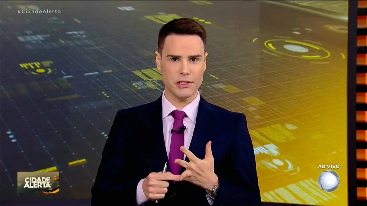 Imagem da notícia Luiz Bacci abandona apresentação do Cidade Alerta ao vivo após acidente com familiares