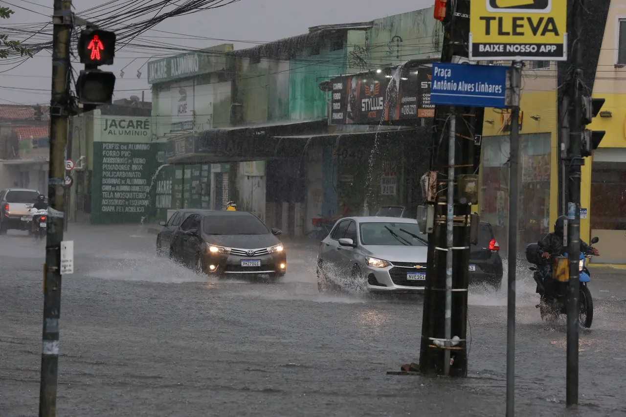 Imagem da notícia: Fortaleza e mais de 100 cidades tem aviso de perigo potencial de chuvas intensas no CE; veja lista