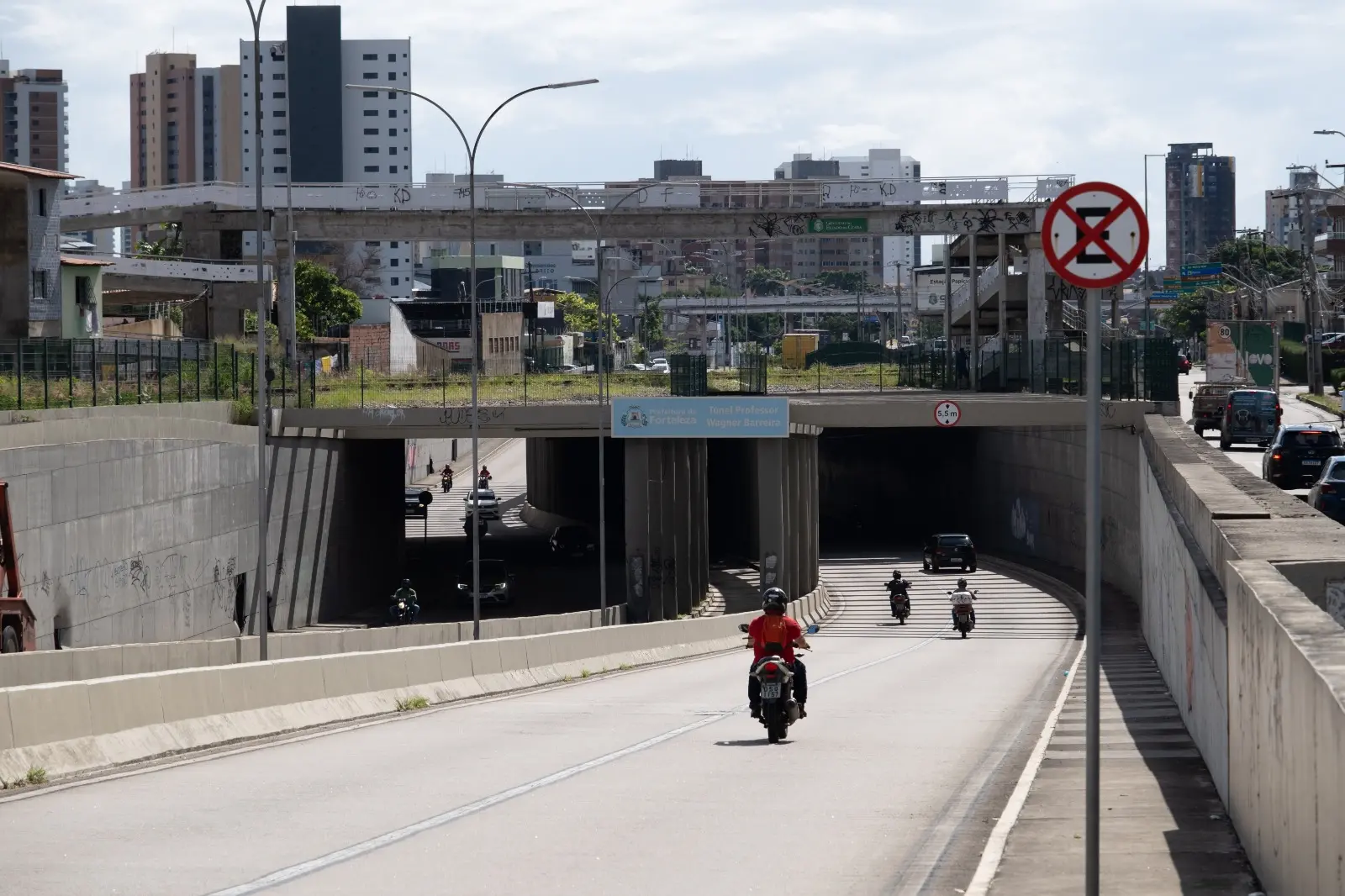 Túnel longitudinal entre Via Expressa (Av. Almirante Henrique Sabóia) e VLT Parangaba-Mucuripe. Obra já concluída