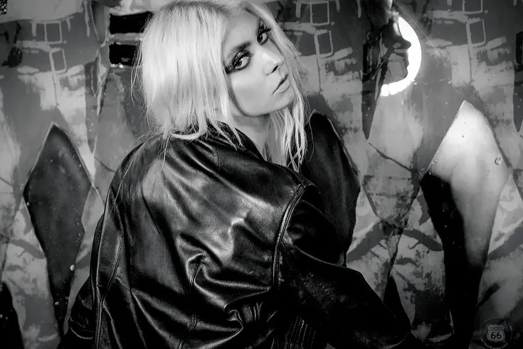 Imagem da notícia: Cantora Taylor Momsen é mordida por morcego durante show na Espanha: 'Momento Rock and Roll'