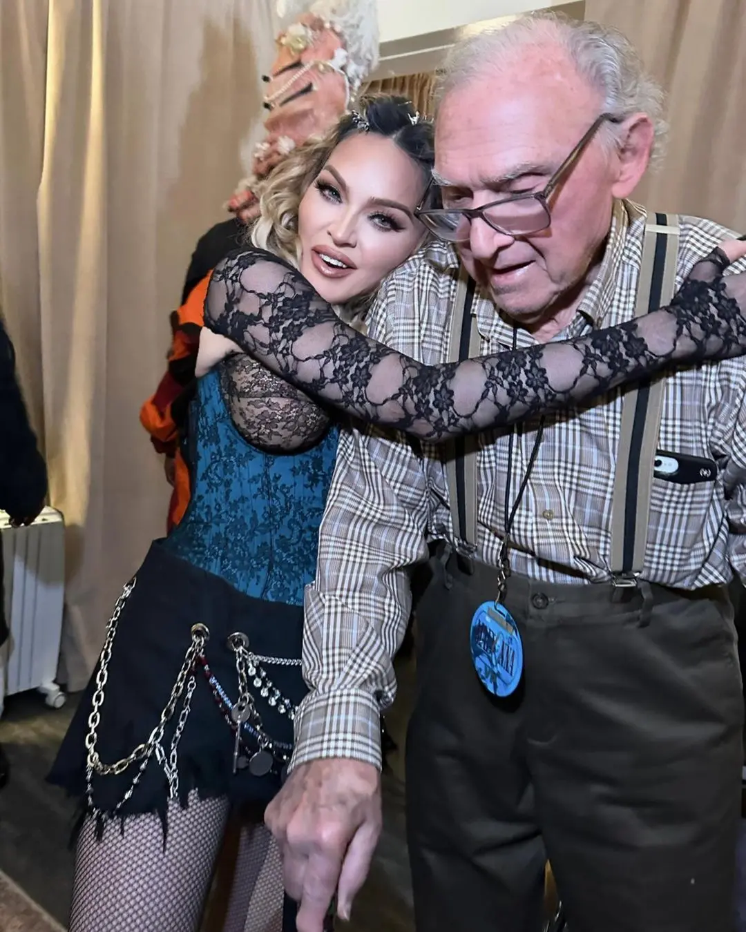 Imagem da notícia: Madonna posta fotos raras para celebrar aniversário de 93 anos do pai