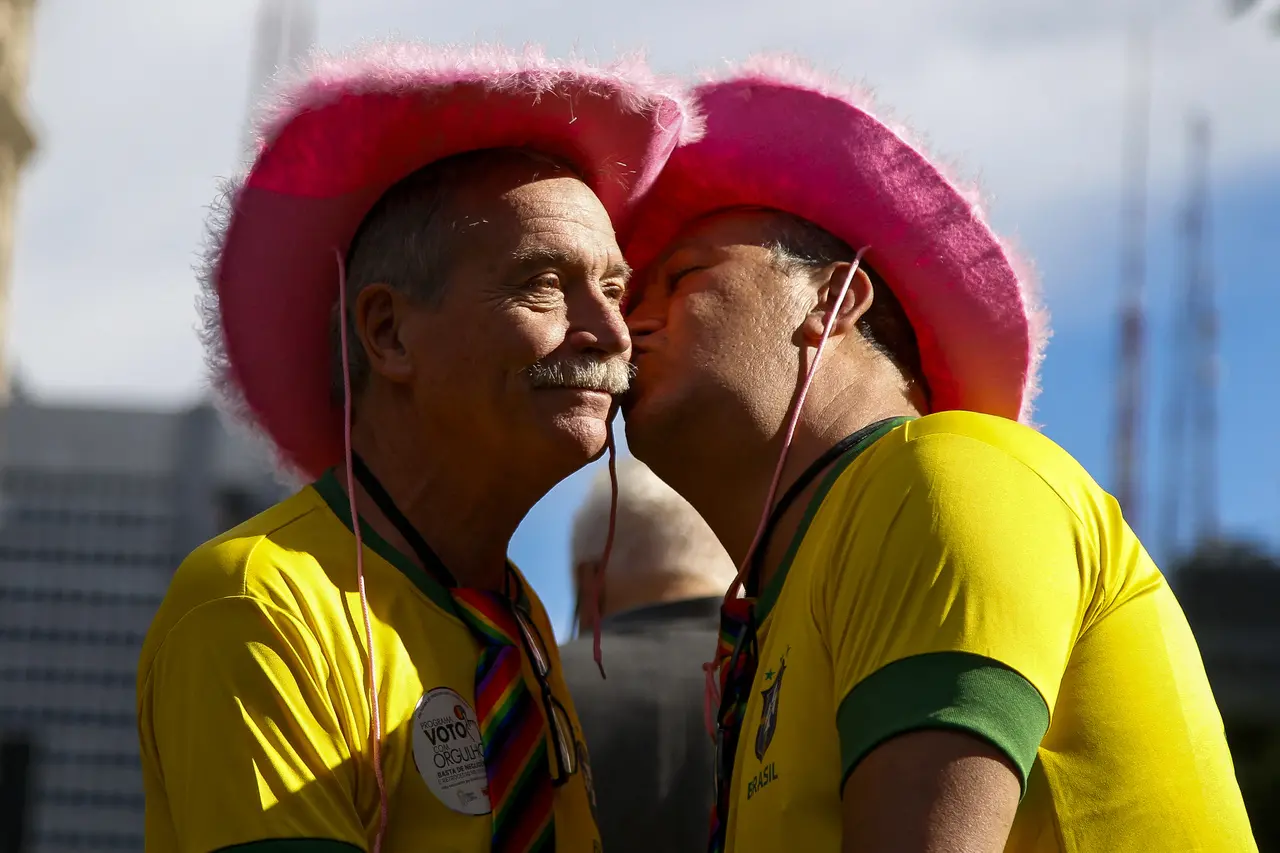 Uso de roupas com verde e amarelo foi estimulado na 28ª Parada do Orgulho LGBT+ de São Paulo neste fim de semana