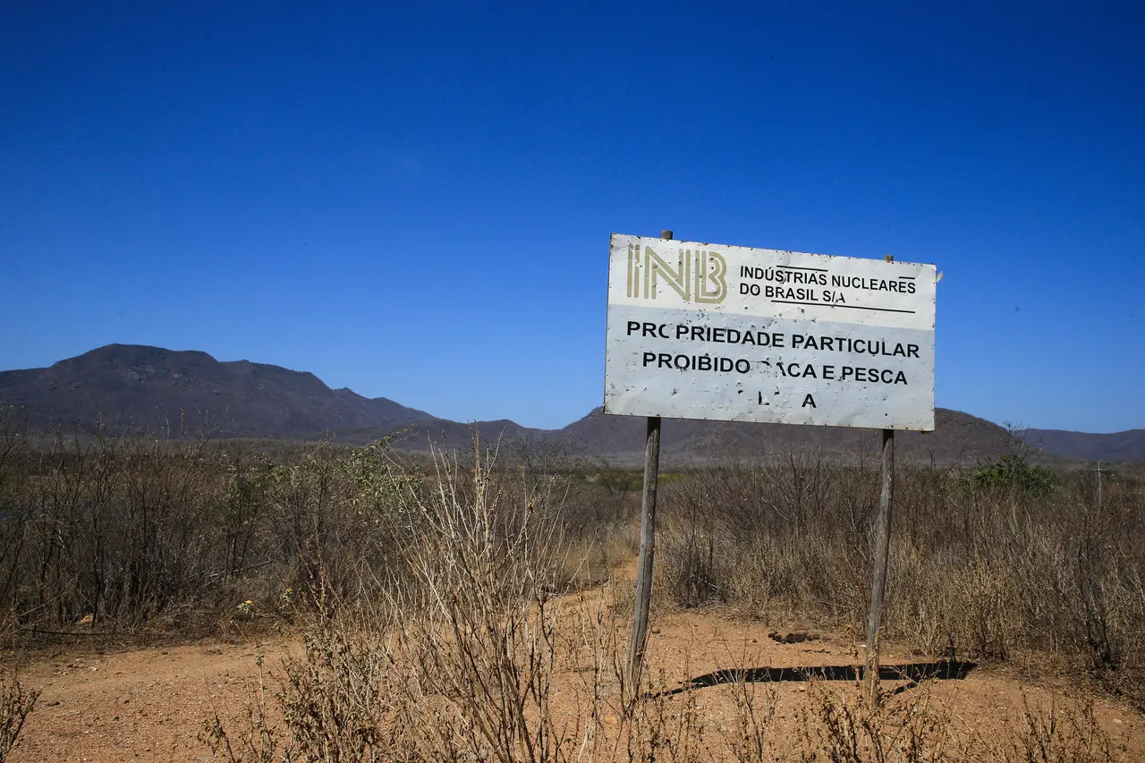 Imagem da notícia: Envolta em polêmicas ambientais, usina de urânio no CE completa ao menos 20 anos sem aval do Ibama