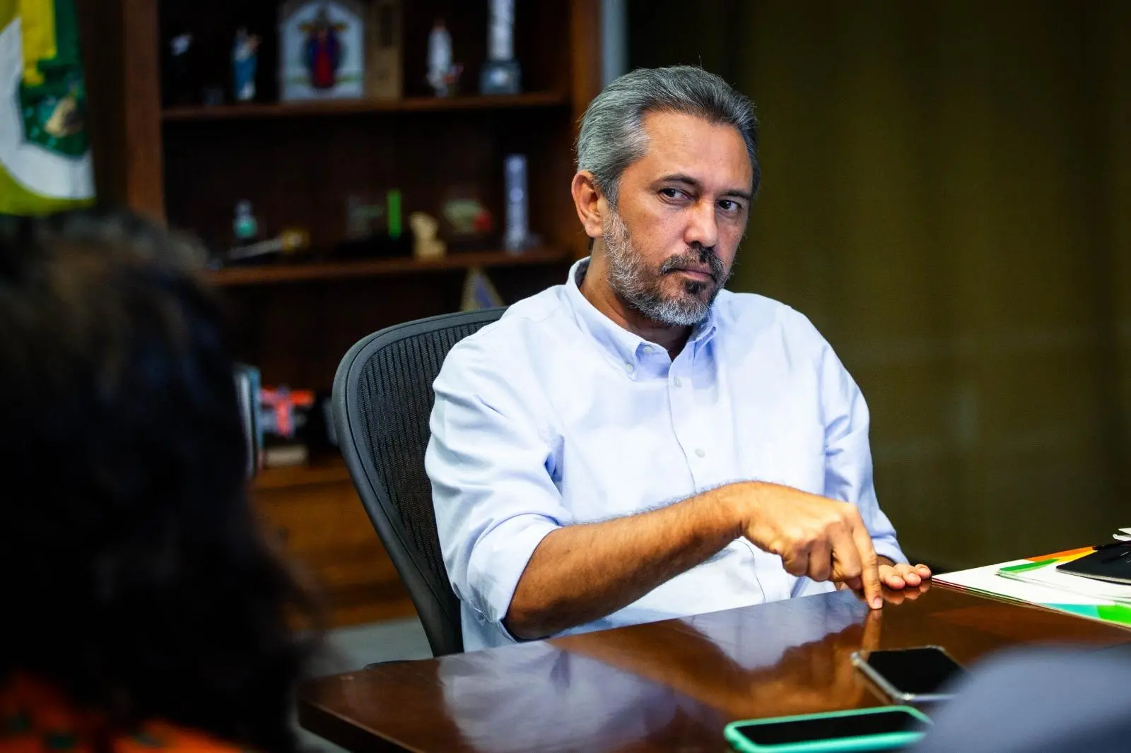Imagem da notícia: 'Não é justo professor de R$14 mil não dar aula para aluno que família ganha R$1,4 mil', diz Elmano