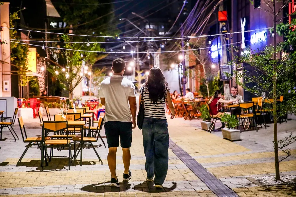 Imagem da notícia: No coração da Aldeota, vila privilegia pedestres e abre espaço para arte, gastronomia e convivência 