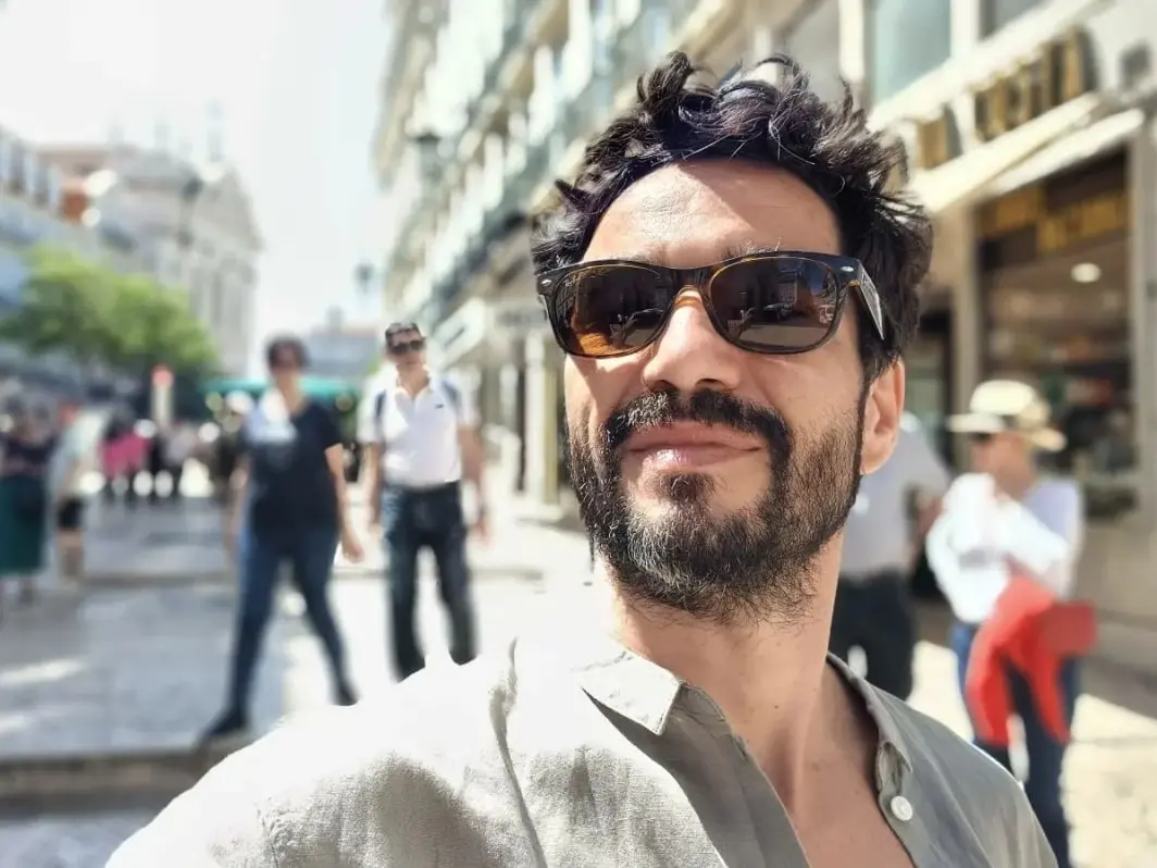 Imagem da notícia: Juntos há sete anos, Caio Blat ganha homenagem de Luisa Arraes e se emociona 