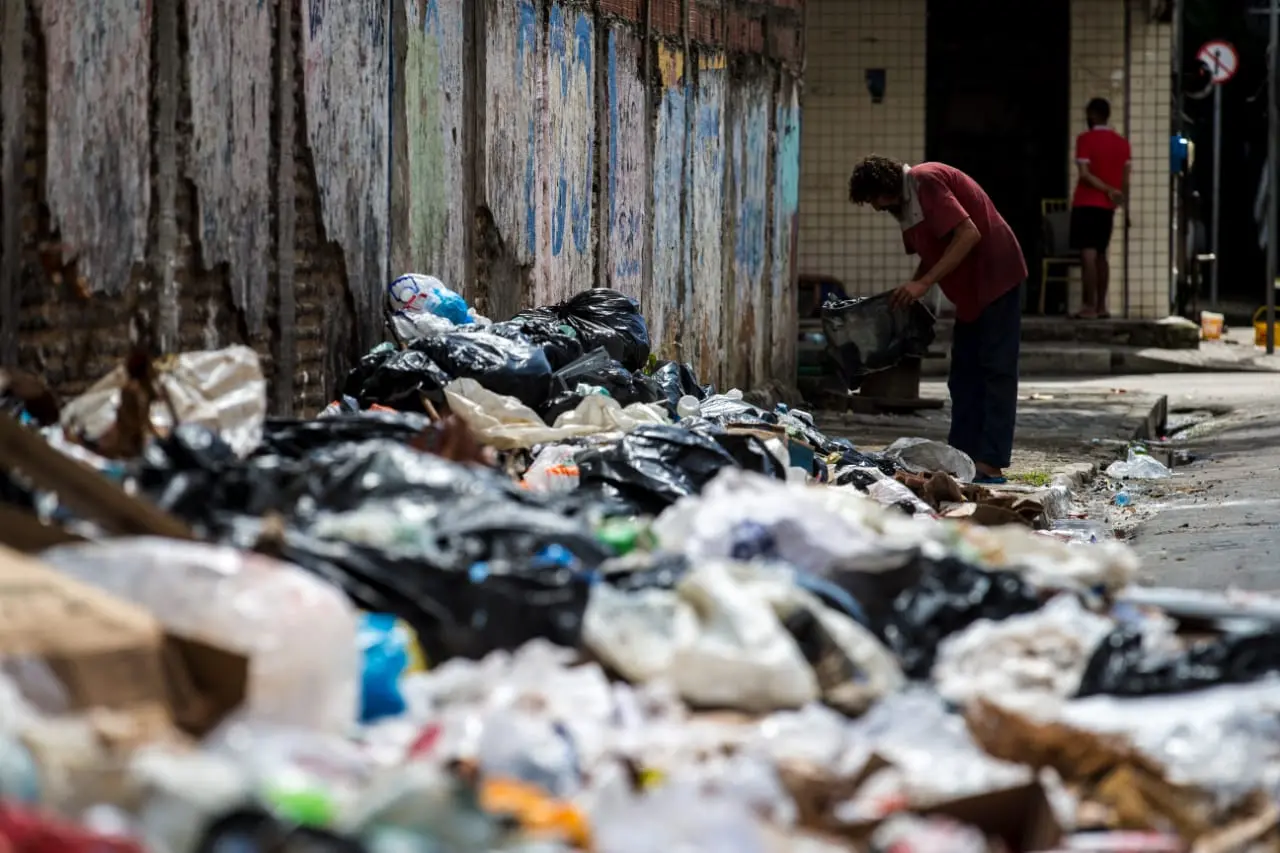Imagem da notícia: Fortaleza tem quase 1.200 pontos de lixo e população pede atenção à limpeza: ‘a gente paga por fora’