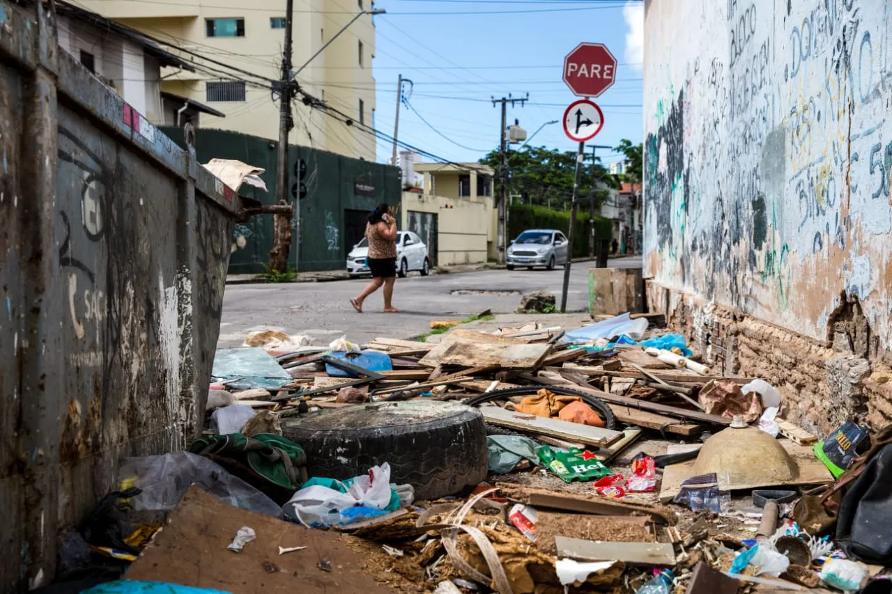 Moradores do Papicu afirmam que lixo serve de esconderijo para ratos e ajuda a multiplicar mosquitos