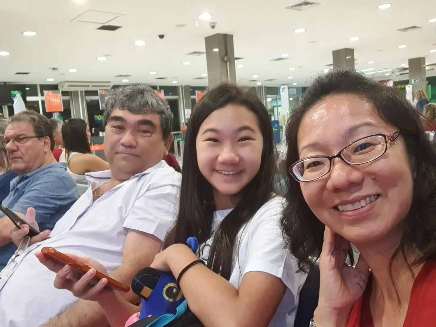 Endy com seus pais no aeroporto