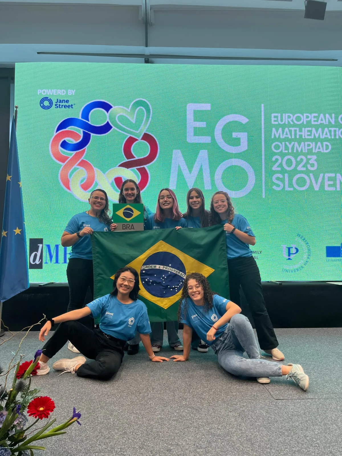 Endy com sua equipe na Olimpíada Europeia Feminina de Matemática de 2023