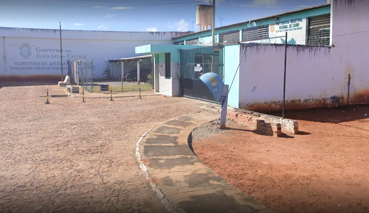 Imagem da notícia: Advogada é presa ao tentar entregar bilhetes para faccionados da GDE em penitenciária no Cariri 