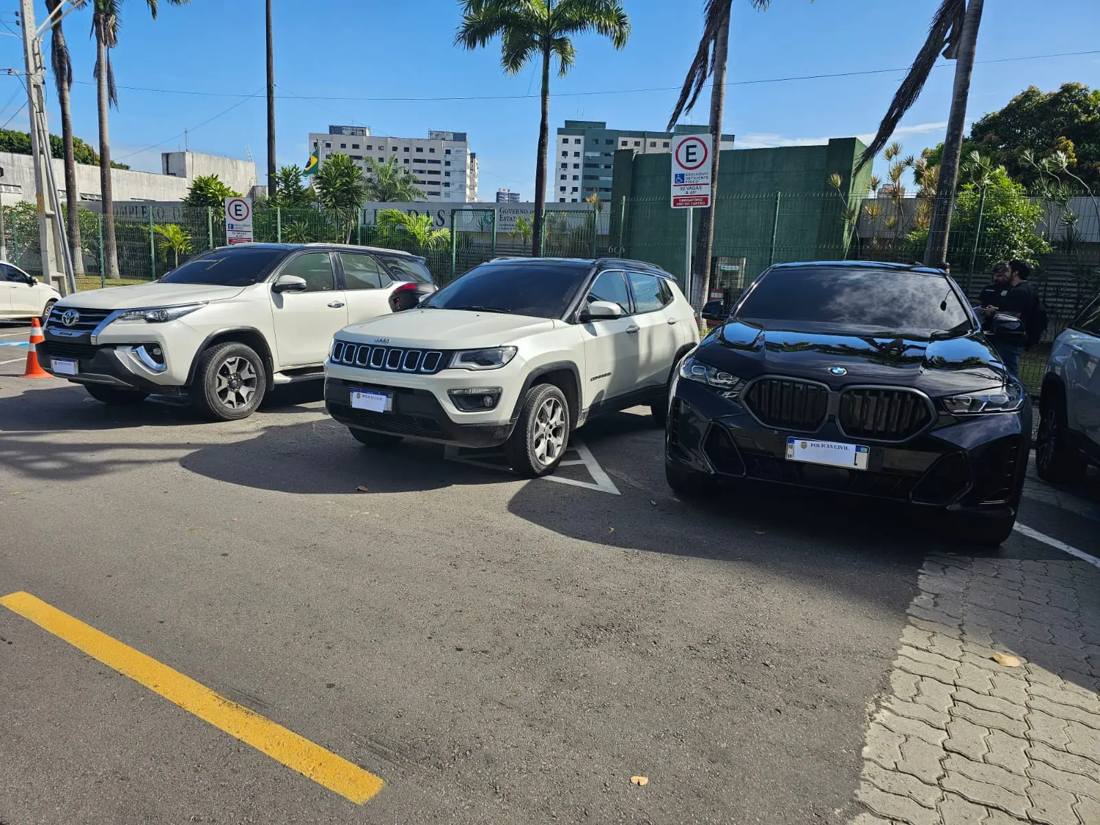 Imagem da notícia: Três pessoas são presas e carros de luxo são apreendidos durante operação da Polícia Civil 