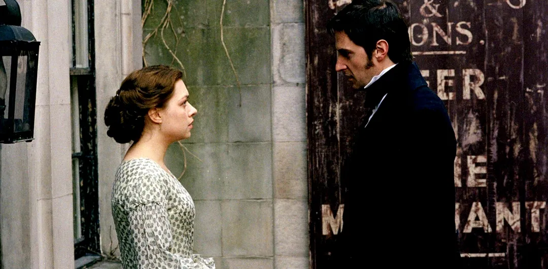 Em North & South (2004), Margaret e John se apaixonam apesar das diferenças