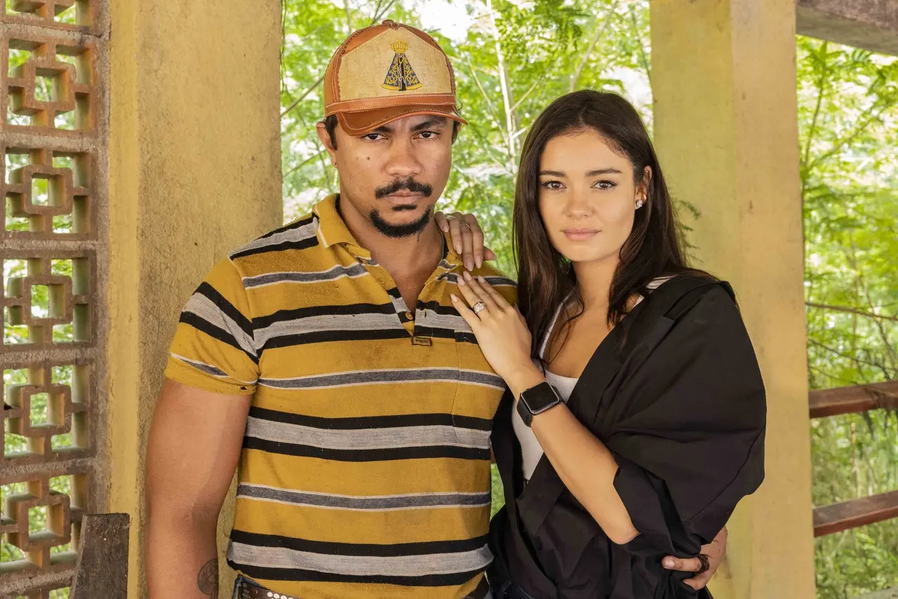 Imagem da notícia: Sophie Charlotte e Xamã vivem romance fora de 'Renascer', diz colunista