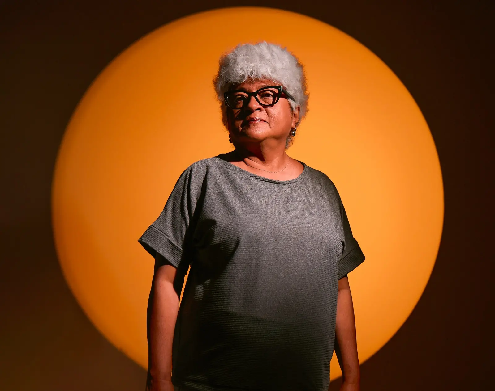 Imagem da notícia: Mochileira cearense de 64 anos inspira peça que aborda maternidade e etarismo
