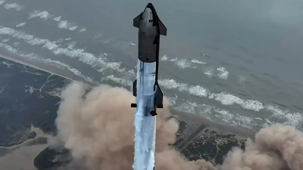 Foguete super Heavy com Starship em seu 4º voo de teste