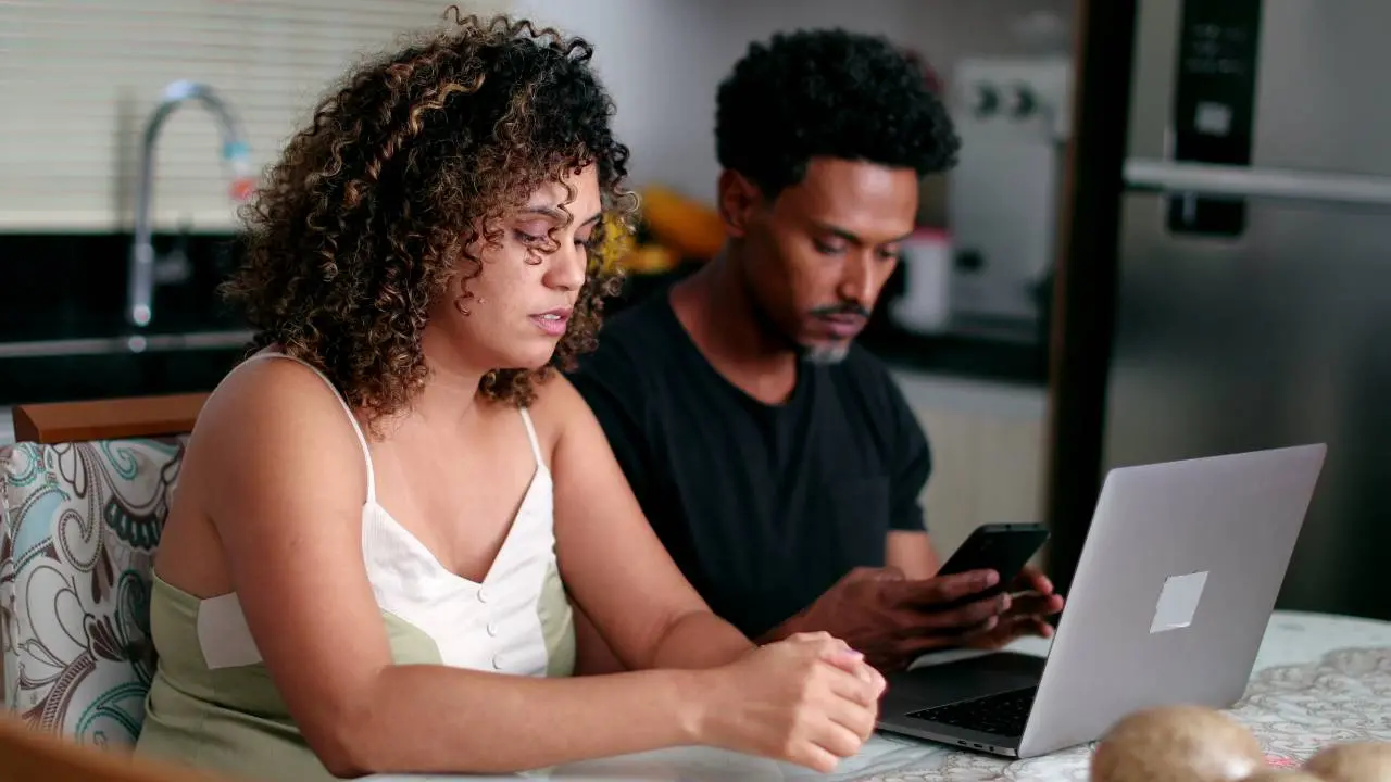 Imagem da notícia: Não deixe as dívidas acabarem com o seu relacionamento