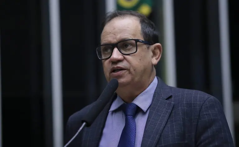 Imagem da notícia: Câmara aprova urgência de projeto que equipara aborto a homicídio