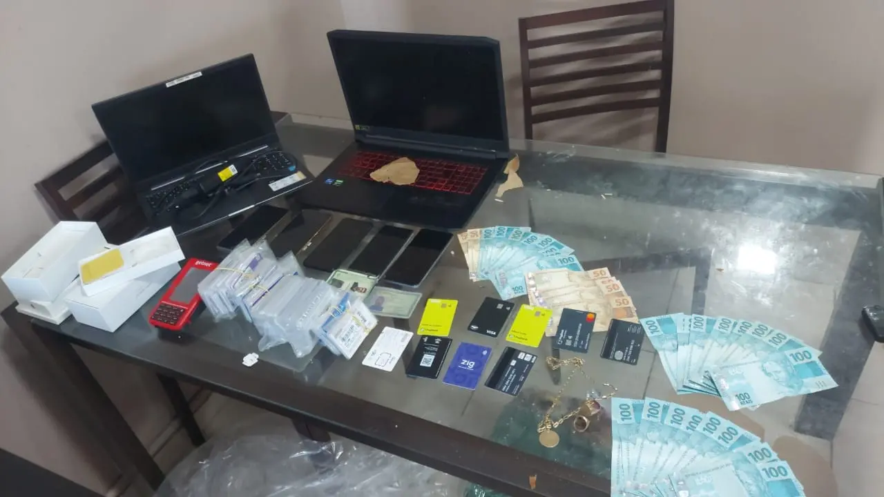 Itens apreendidos em operação da Polícia Civil do Ceará. Golpe do precatório: 5 suspeitos são presos por enganar beneficiários em Sergipe e outros estados