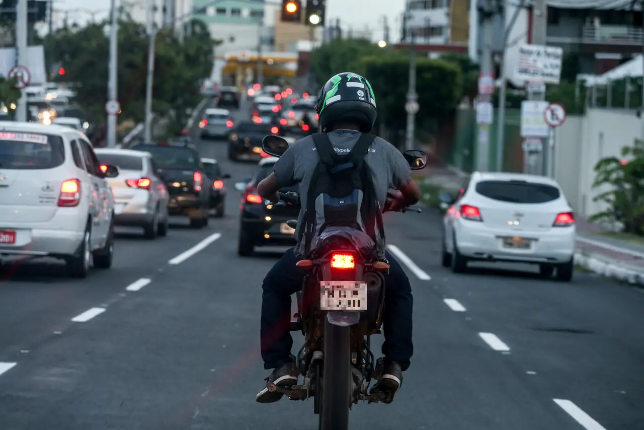 Imagem da notícia: Aplicativos de transporte e carros mais caros fazem número de motos dobrar em Fortaleza