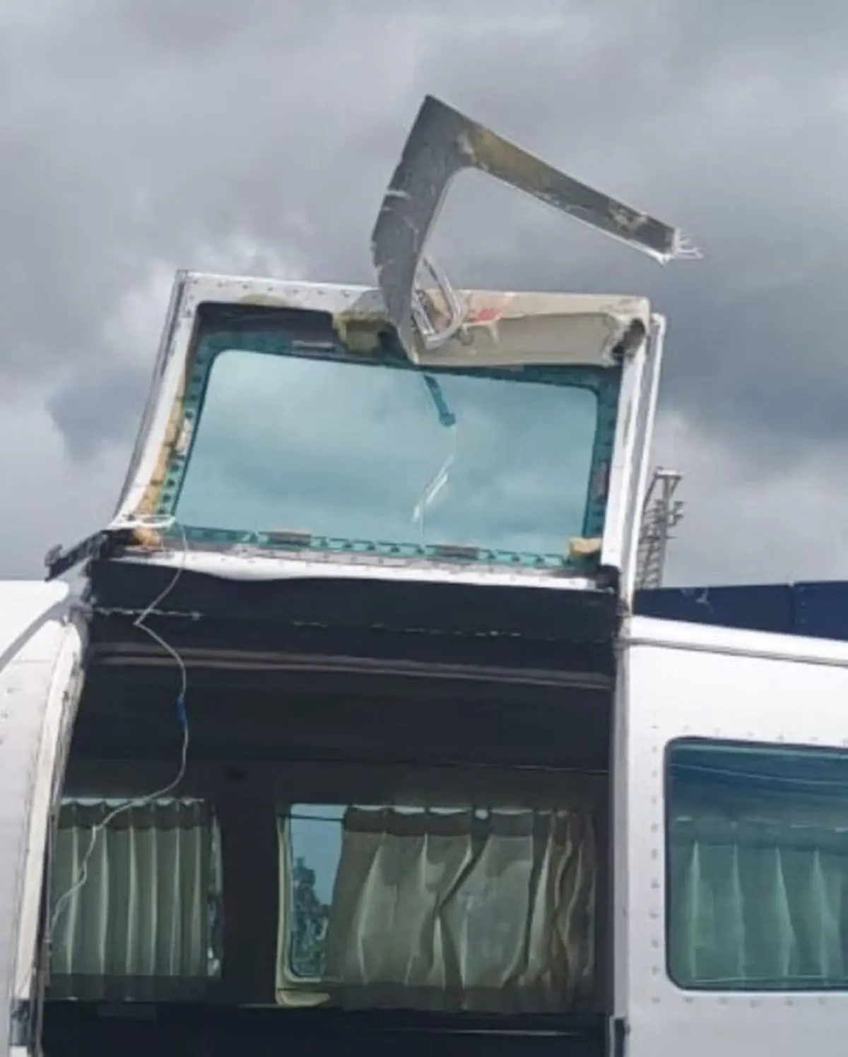 Imagem da notícia: Passageiro segura porta de avião que se abriu durante voo entre Recife e Maceió