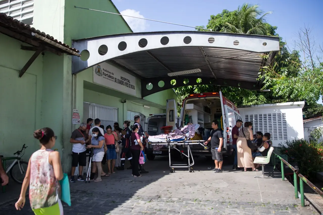 Imagem da notícia: Hospitais públicos de Fortaleza têm pacientes em corredores, acompanhantes dormindo no chão e falta de medicamentos