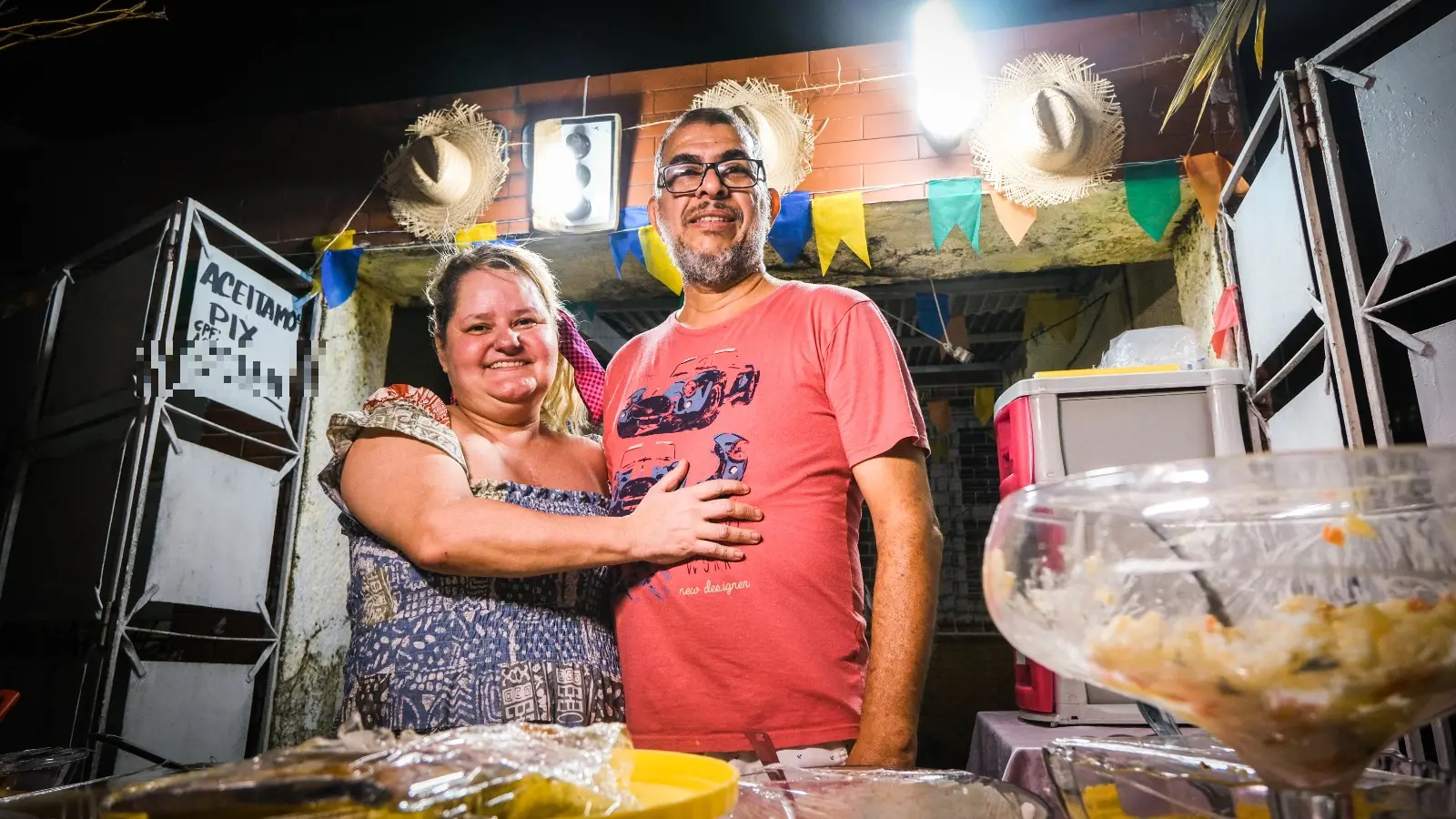 Imagem da notícia Casal de Amazonas e Pernambuco vende pratinhos em Fortaleza: 'Tiramos nosso sustento daqui'