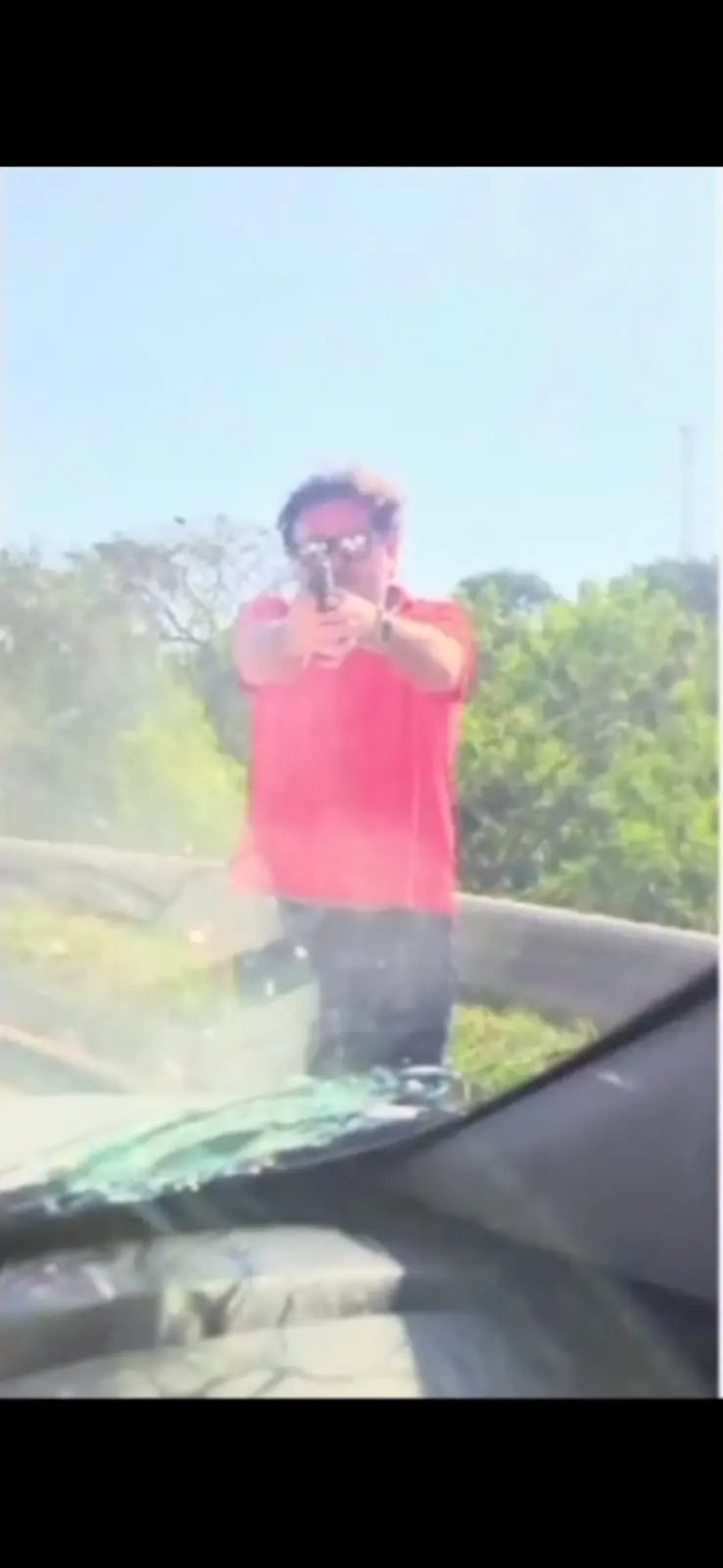 Imagem da notícia: Polícia faz buscas na casa de homem que atirou em veículo após briga de trânsito em SP