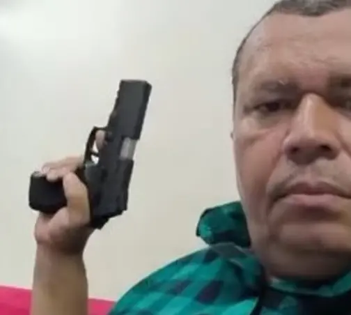 Imagem da notícia: Vice-prefeito dá tiros dentro da própria casa enquanto assiste a show da banda Calcinha Preta em PE