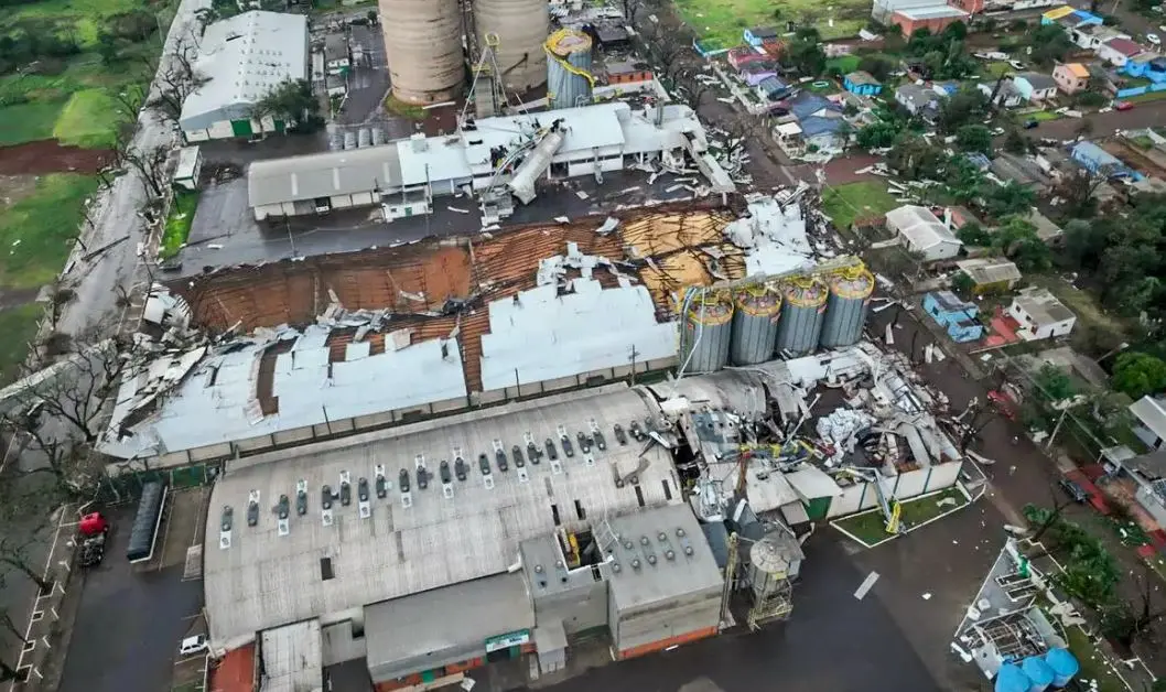 Imagem da notícia: Microexplosão atinge cidade gaúcha de São Luiz Gonzaga e uma pessoa fica ferida 