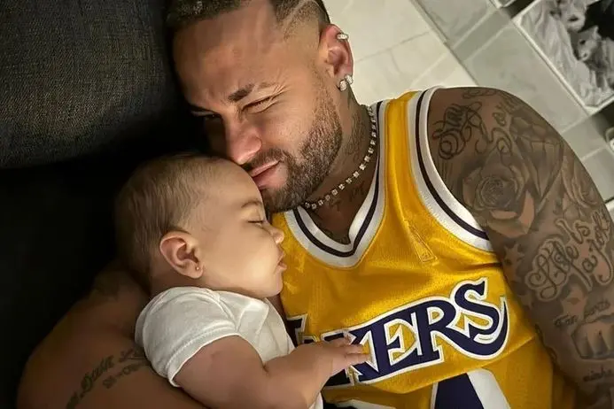 Imagem da notícia: Neymar Jr. faz homenagem e tatua pé da filha Mavie; veja desenho