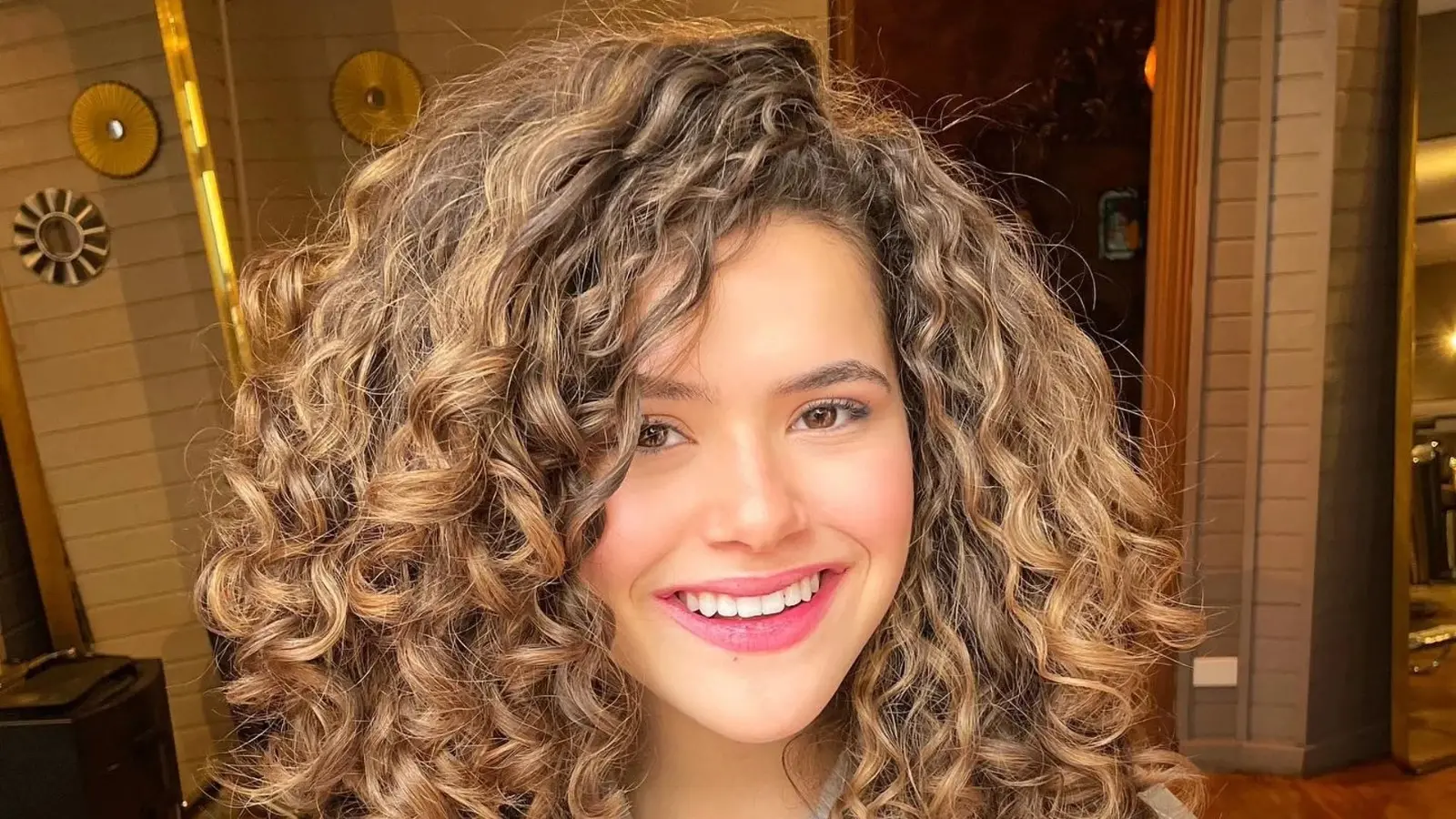 Imagem da notícia: Maísa Silva anuncia que vai estrelar nova novela das seis da Globo; veja vídeo