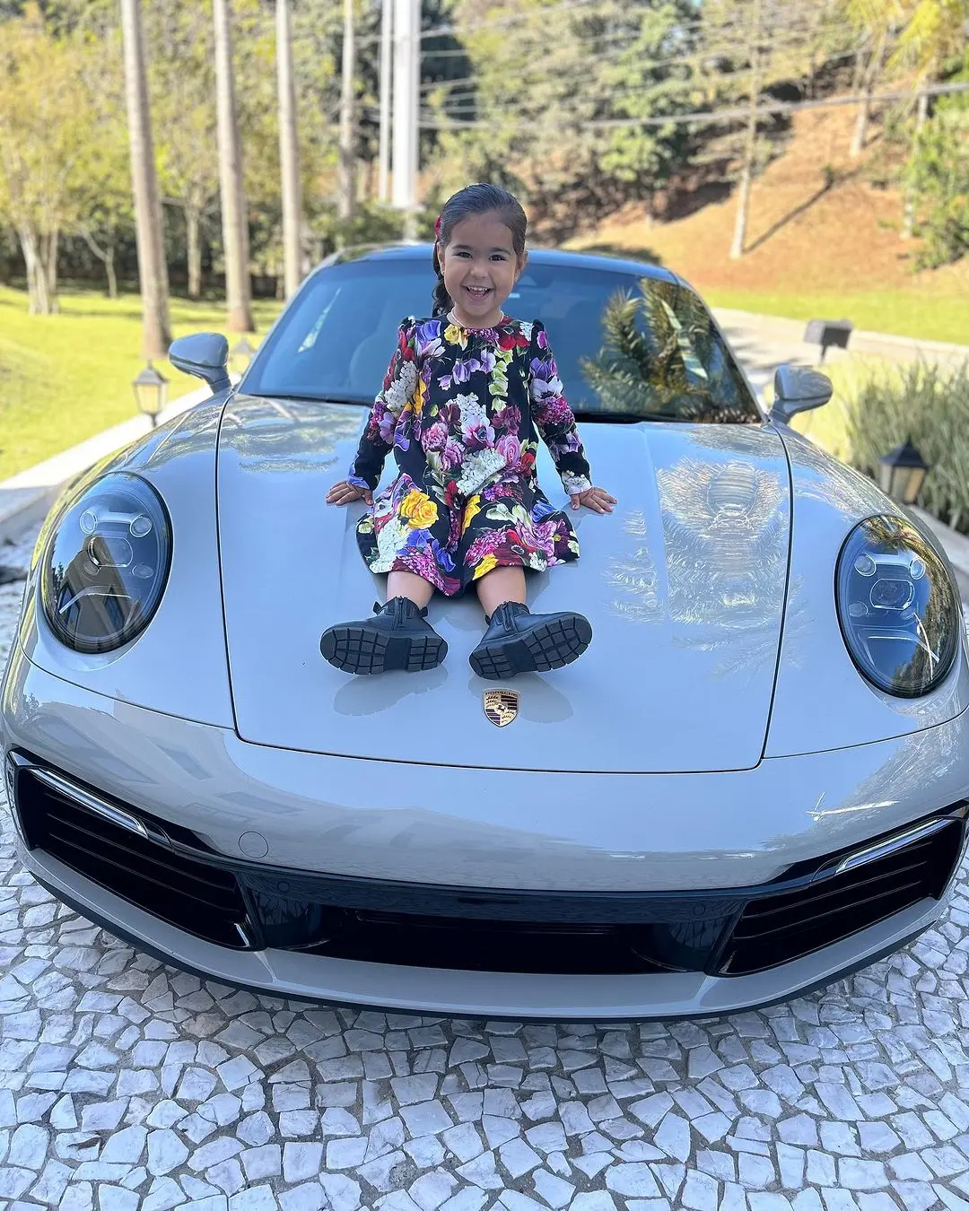 Imagem da notícia: Marido de Simone Mendes publica foto de filha do casal em carro de quase R$ 2 milhões